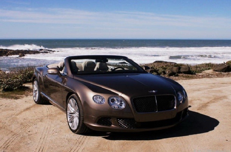 Bentley Continental GT có khả năng đạt tốc độ 321 km/h nhờ động cơ W12 6 lít tại mô men xoắn 590 lb/ft, có khả năng tăng tốc từ 0 đến 100km/h trong 4,1s. Tuy nhiên mức tiêu thụ năng lượng của nó lên đến 6km/lít xăng được cho là khá tốn kém.